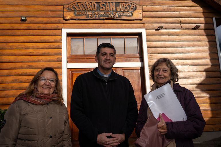 “La iglesia cuenta con una gran labor social que se realizó en silencio”, comentó Ana María de Mena. En la foto junto a la profesora Liliana Anfuso, que colaboró con la investigación, y el sacerdote Gabriel Mora Rebolledo, cura párroco de la iglesia San José, que lleva el mismo nombre que la primera capilla.