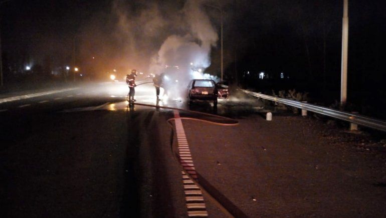 En pleno viaje, se les prendió fuego el auto y quedaron a pie