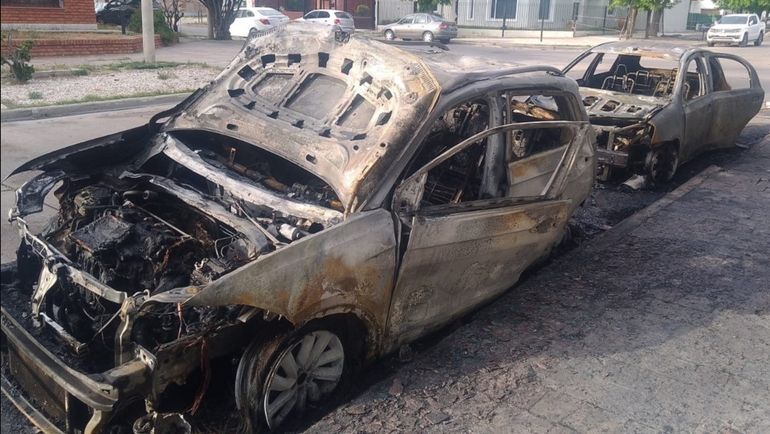 Según trascendió, los dos vehículos destruídos pertenecen a una pareja de profesionales de la salud de Puerto Madryn. Según trascendió, los dos vehículos destruídos pertenecen a una pareja de profesionales de la salud de Puerto Madryn.