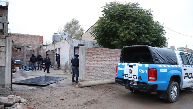 La Policía secuestró una docena de vainas servidas en el lugar de la brutal balacera. La Policía secuestró una docena de vainas servidas en el lugar de la brutal balacera.