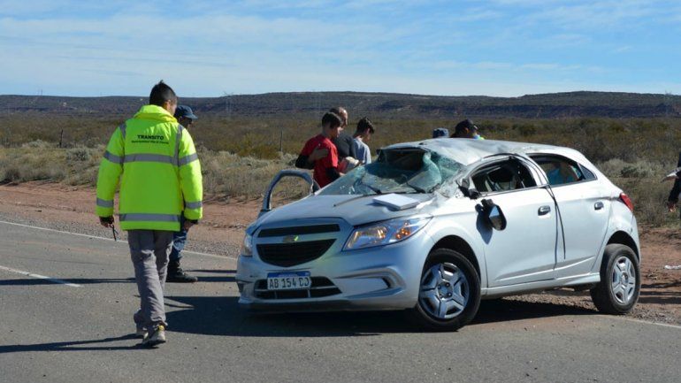 Peligro animales sueltos: una familia esquivó un caballo en la Ruta 237 y terminó volcando