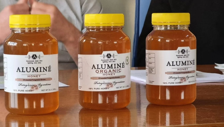 Miel orgánica de Aluminé que se exportará a Dinamarca.