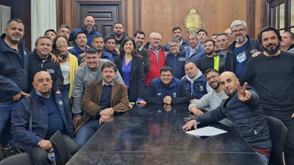 Un gremio rompió con el Gobierno y cerró un salario mínimo de $1
