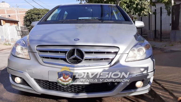 Bajó al cajero y dejó su Mercedes Benz en marcha: se lo robaron