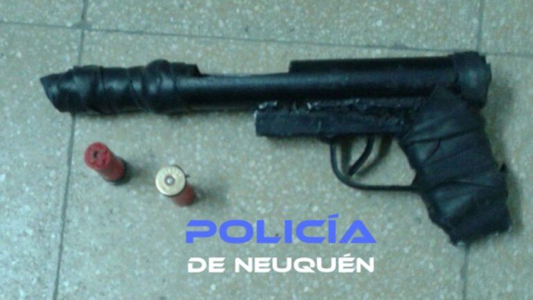 Una de las dos armas secuestradas a uno de los detenidos.