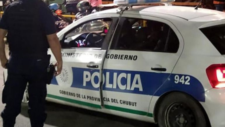 Cuando la policía inspeccionó la joyería, encontró un boquete de unos 50 centímetros de diámetro y varias herramientas tiradas en el piso. 