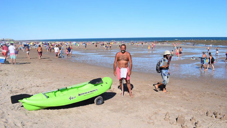 Presta su kayak por las colillas tiradas en la playa