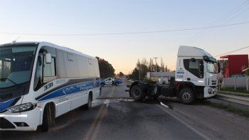 no alcanzo frenar y se llevo puesto un camion que esperaba la luz verde