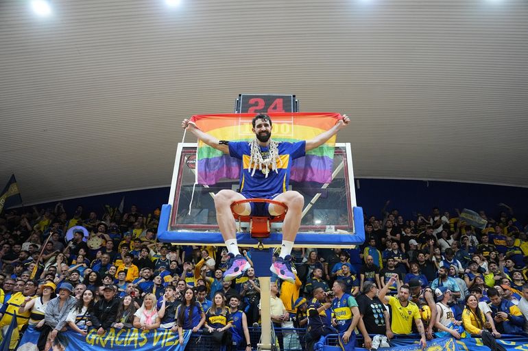 Sebastián Vega salió bicampeón de la Liga Nacional de básquet con Boca y festejó con la bandera del orgullo