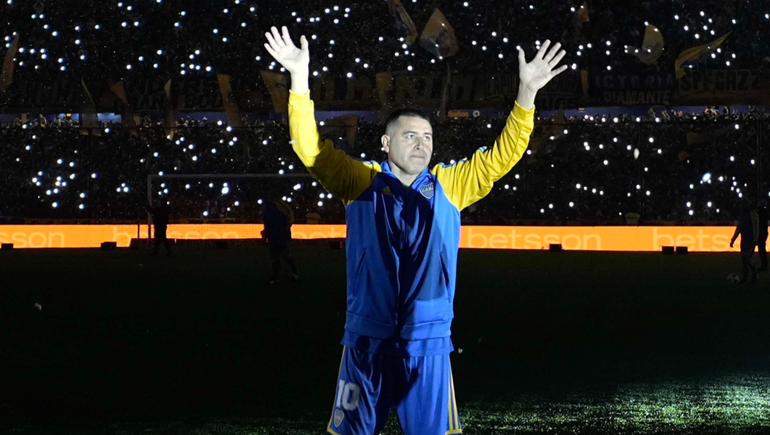 Juan Román Riquelme agradece la ovación de La Bombonera. Fotos: TÉLAM