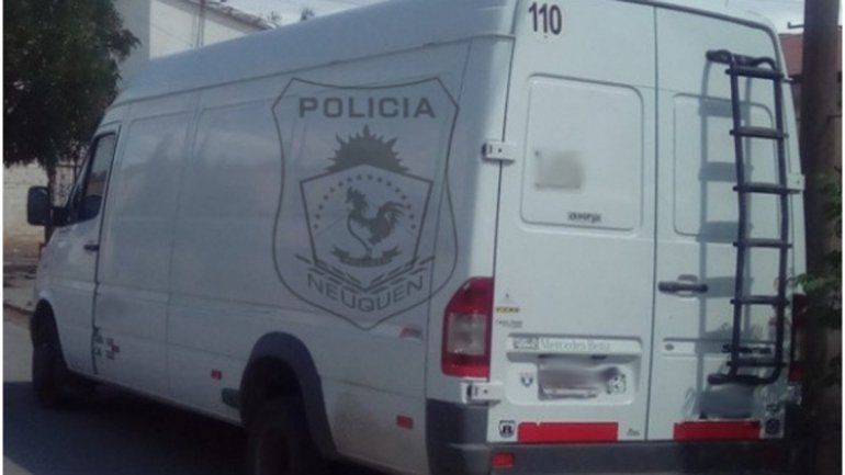 El furgón tenía cambiadas las patentes y un vidrio roto.