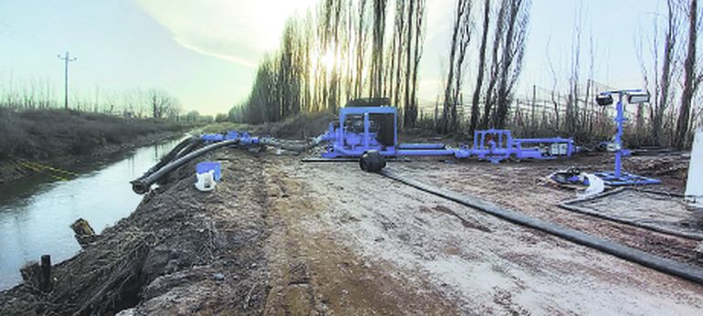 La Municipalidad de El Chañar detectó empresas que sacan agua de los canales de manera ilegal.