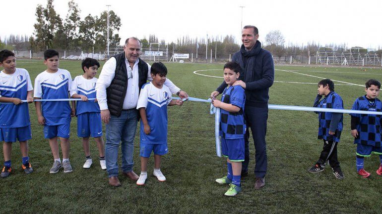 Senillosa ya disfruta de su cancha de césped sintético