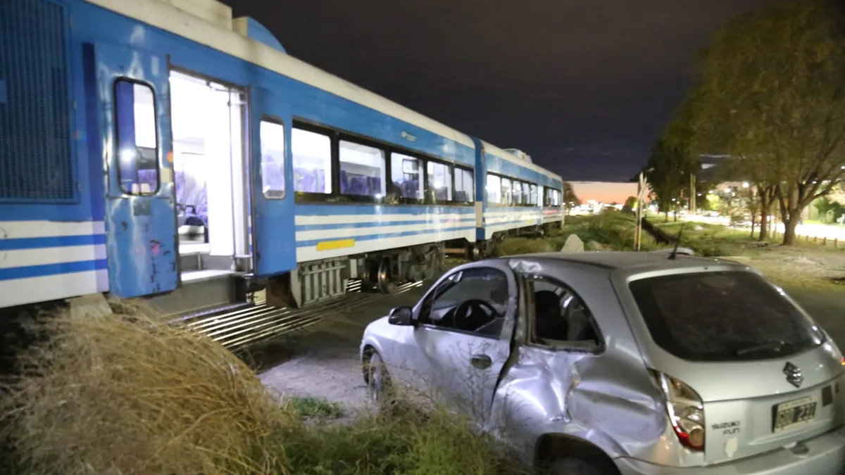 El vehículo colisionó con el Tren del Valle en la tarde del martes en Neuquén