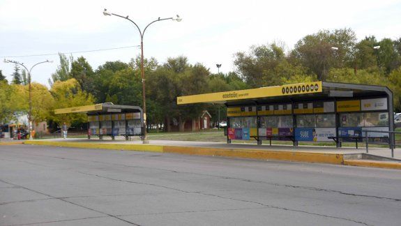 La medida de fuerza de la CGT se notó en la escasa presencia de personas en la zona comercial y bancaria de la ciudad, mientras los gremios fueron en caravana a los puentes.