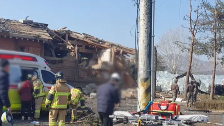 Una de las casas dañadas por la bomba lanzada por error en Corea del Sur.