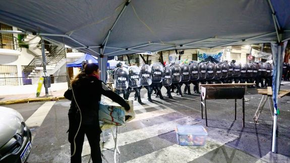 La policía desalojó a militantes y puesteros que hacían vigilia frente al departamento de Cristina Kirchner