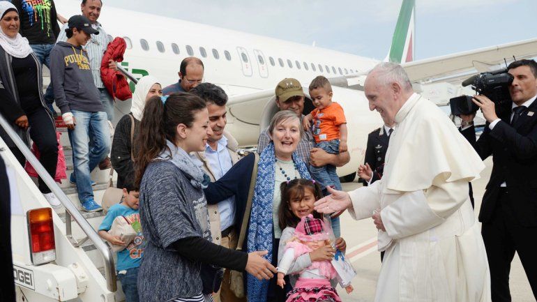 El Papa da la bienvenida a los migrantes a Roma. Él mismo los trajo de Grecia en el avión que lo trasladó a ese país.