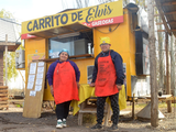 Narella y Elvis, en el carrito de la ruta 151 que atienden antes de ir a cursar.