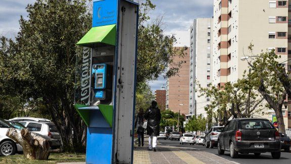 Para muchos neuquinos, estos aparatos pasan desapercibidos. No así para los vandálicos, quienes dejan sus huellas. También son blanco de las pegatinas y algunos están tapados de mugre.