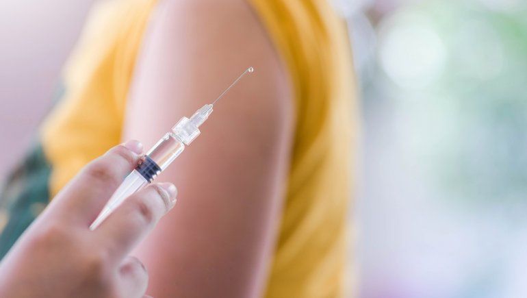 Hombre se pone nervioso antes de recibir vacuna contra el Covid-19. | Foto referencial.