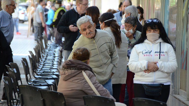 Fotogalería: la odisea de los jubilados para cobrar sus salarios en imágenes