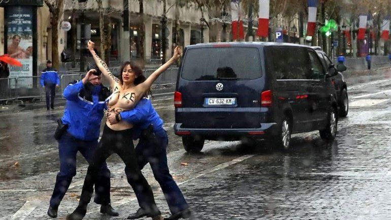 Una activista en topless se abalanzó sobre Trump