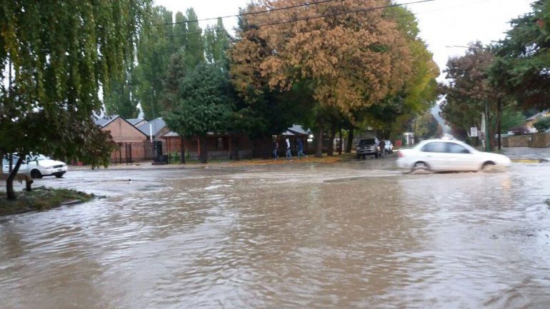 El agua inundó a Junín de los Andes: cayeron 67 milímetros en un día