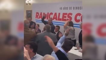 Los radicales con Massa cantaron por el candidato de Unión por la Patria en el emblemático restaurante donde se reúne la UCR. Los radicales con Massa cantaron por el candidato de Unión por la Patria en el emblemático restaurante donde se reúne la UCR.