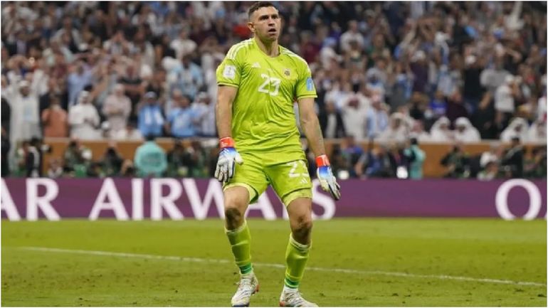El festejo del Dibu luego de atajar un penal en el Mundial de Qatar. La FIFA escuchó los ruegos de Francia y de otras federaciones que reclamaron cambios en el reglamento. 