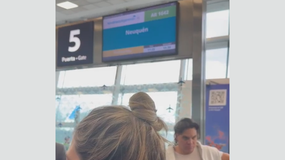 Pasajeros llevan 6 horas esperando por un vuelo rumbo a Neuquén: increparon a la empresa en Aeroparque