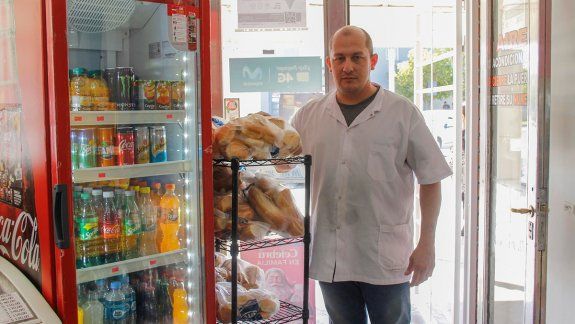 Las bolsitas de pan que salvan del hambre a muchos vecinos