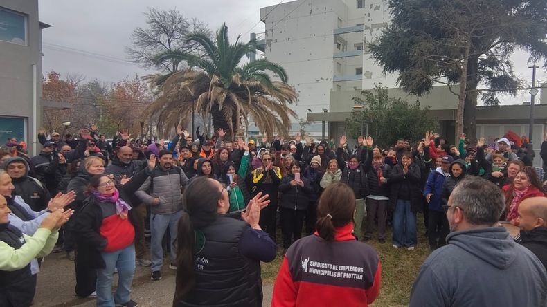 Acuerdo en Plottier: los municipales vuelven a sus puestos de trabajo esta tarde | LM Neuquen Acuerdo en Plottier: los municipales vuelven a sus puestos de trabajo esta tarde