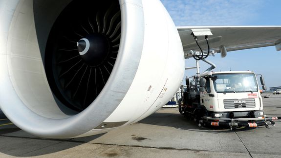 FOTO DE ARCHIVO: Un avión de carga Boeing 777 de Lufthansa neutral en carbono, operado con combustible ecológico para aviación (SAF), es repostado en el aeropuerto de Fráncfort, Alemania.