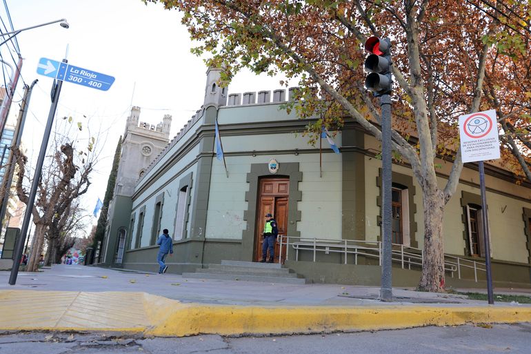 El suboficial de policía fue condenado y despedido de su cargo. El suboficial de policía fue condenado y despedido de su cargo.