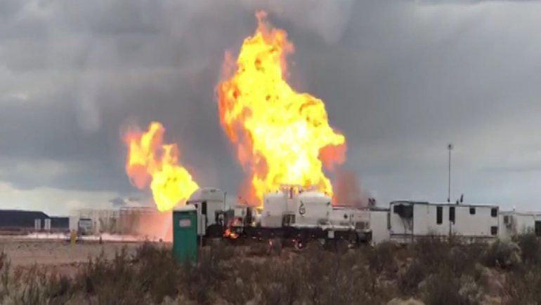Pozo de YPF incendiado: hoy llega más equipamiento desde Houston