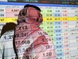 Un operador saudí observa las pantallas electrónicas en la bolsa de Riad. Enero 8, 2020. REUTERS/Ahmed Yosri