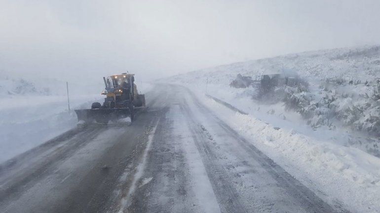 Por la nieve, un camión volcó en el Anfiteatro y siguen los cortes en rutas y pasos fronterizos