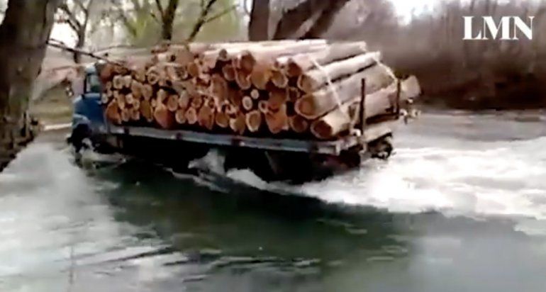 Cruzó el Río Neuquén con su camión: ¿le compite al pulpero?