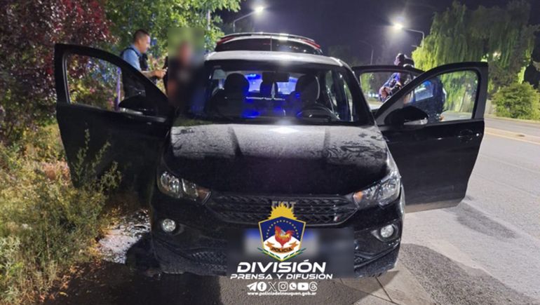 La detuvieron sin licencia y le encontraron neumáticos robados en el baúl