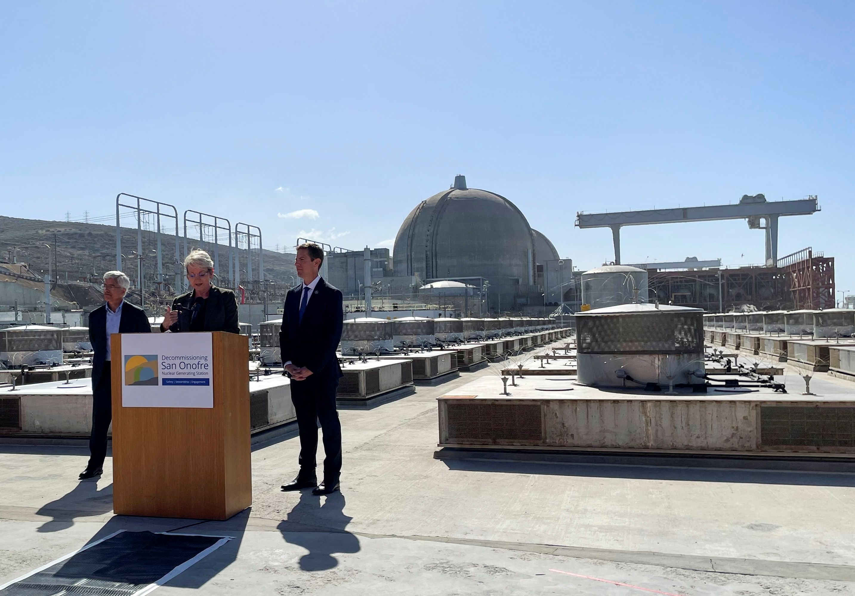 La secretaria de Energía de Estados Unidos, Jennifer Granholm, habla en una conferencia de prensa en la Estación de Generación Nuclear San Onofre cerca de San Clemente, California, Estados Unidos. 21