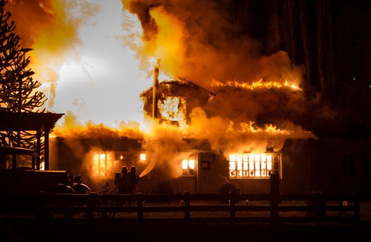 El día que el fuego devoró una histórica casa en San Martín de los Andes