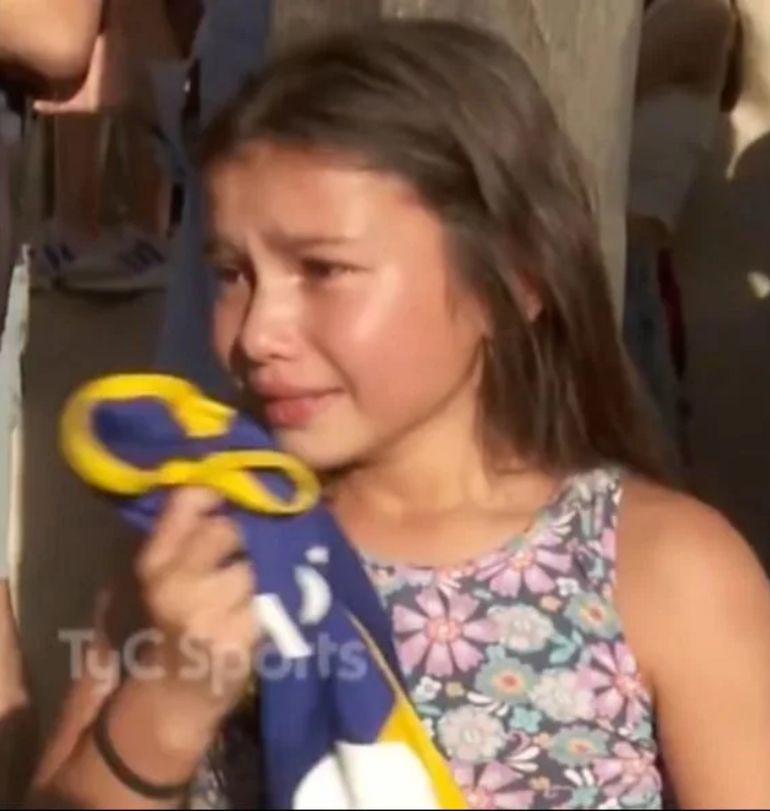 La emoción de una niña al encontrarse con Edinson Cavani La emoción de una niña al encontrarse con Edinson Cavani