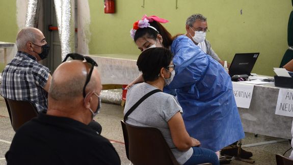 Vacunación: aplicarán la tercera dosis a mayores de 18 años
