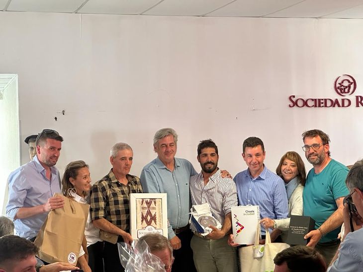 El presidente de la Sociedad Rural Argentina (SRA), Nicolás Pino, junto a productores y directivos de la Sociedad Rural de Choele Choel. El presidente de la Sociedad Rural Argentina (SRA), Nicolás Pino, junto a productores y directivos de la Sociedad Rural de Choele Choel.