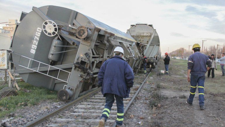 Susto grande: descarriló y volcó un vagón del tren de cargas en Cipolletti