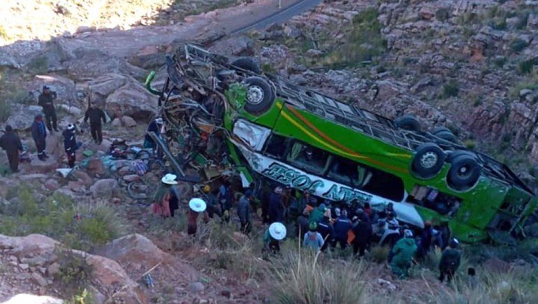 Un micro cayó por un precipicio en Bolivia: al menos 12 muertos
