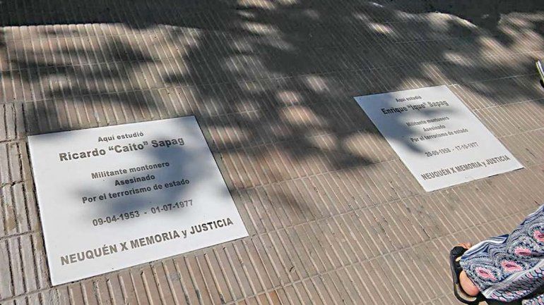 Las baldosas en memoria de Ricardo y Enrique Sapag, asesinados en 1977. Las baldosas en memoria de Ricardo y Enrique Sapag, asesinados en 1977.