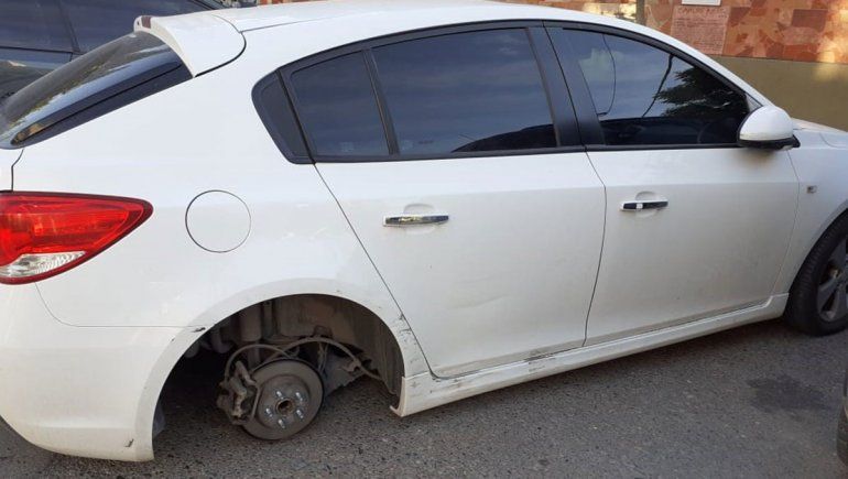 Volvieron los robarruedas: atacaron un auto en la calle del Cementerio