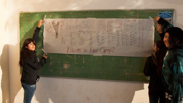 Los alumnos pintan pancartas de protesta en el CPEM 71 de Centenario.